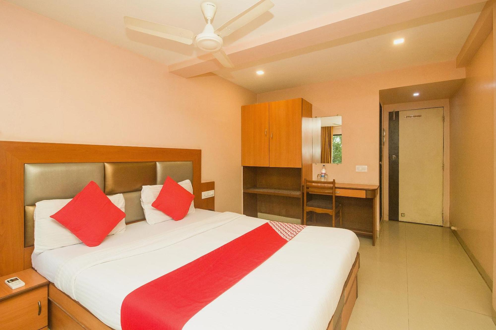 Oyo Hotel Sarovar Grand Kalamboli Εξωτερικό φωτογραφία
